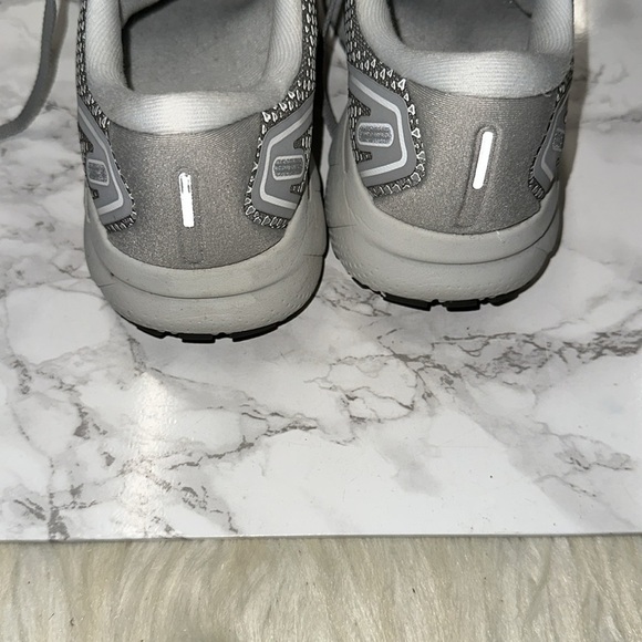 Brooks women’s Athletic Gray Ghost Sneakers size 8 - Picture 6 of 9
